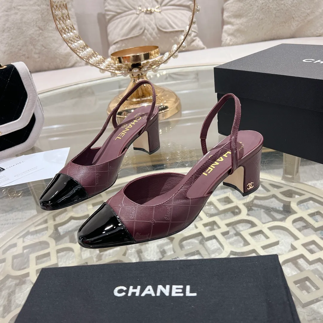 👟👟Ex-factory price 540👟👟 CHANEL Xiangjia 24vs spring and summer new fashion sandals series... Chanel is a very comprehensive noble fashion lifestyle brand. The same models are sold by major fashion bloggers and celebrities in Hong Kong, the United States, and other countries. They are simply beautiful. I fall in love with elegance and the playful sense of the future. I want to own them right away just by looking at them. But you can really think about a pair of exquisite high heels. This series is specially designed for extraordinary and indifferent ladies to create a unique overall effect. CHANEL designs products that inspire women to move forward and highlight their charm... 1️⃣Material: Original customized patent leather + imported sheepskin 2️⃣Inner lining: Original customized imported sheepskin 3️⃣Feet: Original customized imported sheepskin 4️⃣Outsole: Genuine leather sole imported from Italy 5️⃣Heel height: 2.5cm/6.5cm/9cm 6️⃣Number: 34-43 (34.40.41.42.43 customization is not returnable) 7️⃣Packaging: The latest and exquisite full set of packaging at the counter